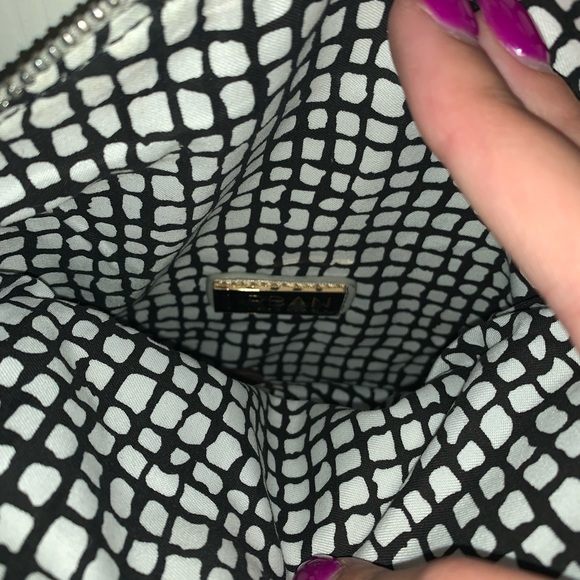 Grey leather crossbody purse with removable silver chain strap - Picture 3 of 4